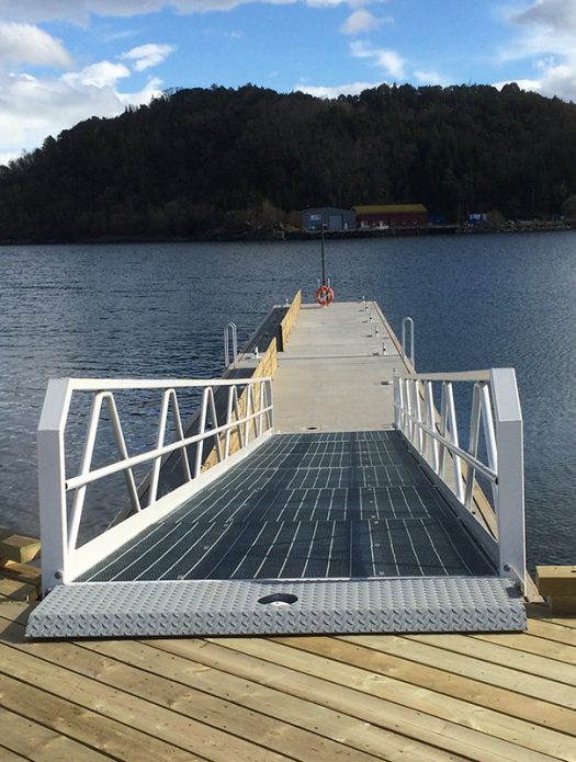 Betongbrygge og tung landgang med gitterristdekke