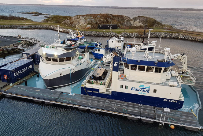 Stålbrygger med sklisikkert gitterristdekke ved Defloat AS sitt anlegg for «grønn» desinfisering av båter i Kjerringvågen på Hitra, Trøndelag