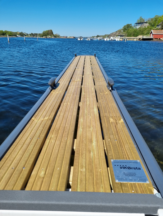 Gangbar utrigger med tredekke på sjø