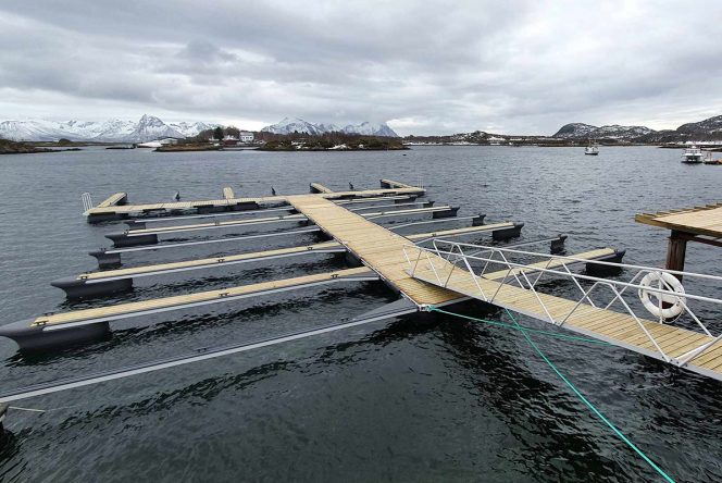 Ørsta Futura stålbrygger, utriggere og landgang med tredekke - Ringstad Resort, Straumsjøen