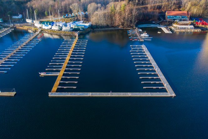 Bryggeanlegg med betongbrygger, stålbrygger og utriggermateriell