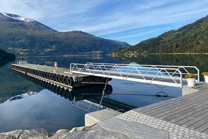 En flott kai ved foten av Hoven klar for å ta imot besøkende til vakre Loen, Vestland fylke.