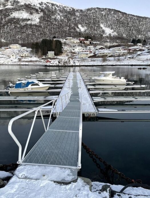 Betongbrygge med snøfritt gangfelt