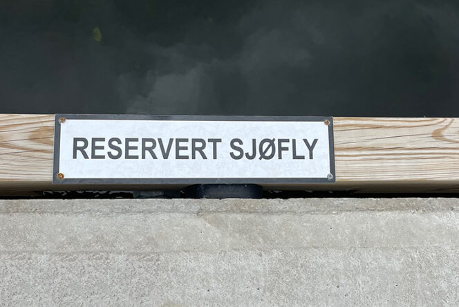 Skilt merket "reservert sjøfly" - Dalen gjestehavn.