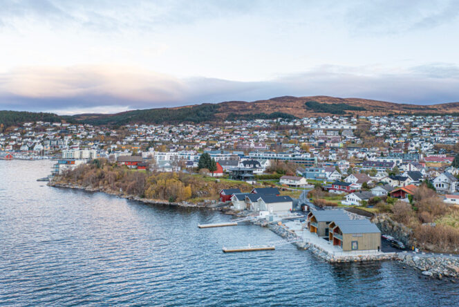 Oversiktsbilete - Saunesfjøra Rorbuer. Foto: Blåtind Fotografikk.