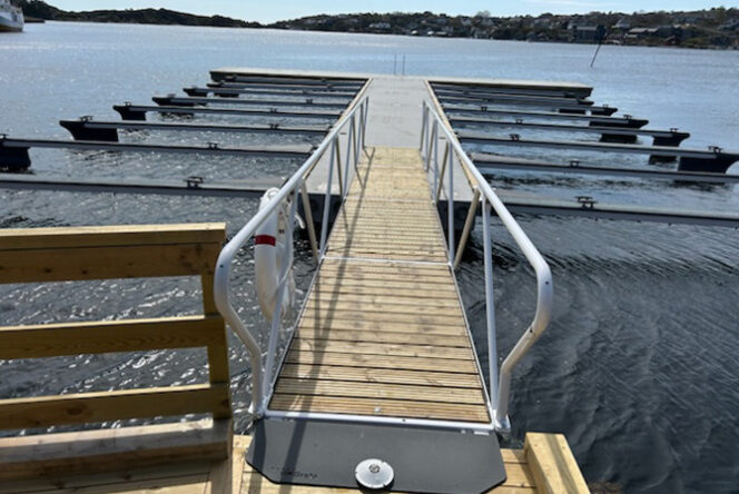 Landgang med tredekke. Progressio Agder AS på Flekkerøy, Kristiansand.