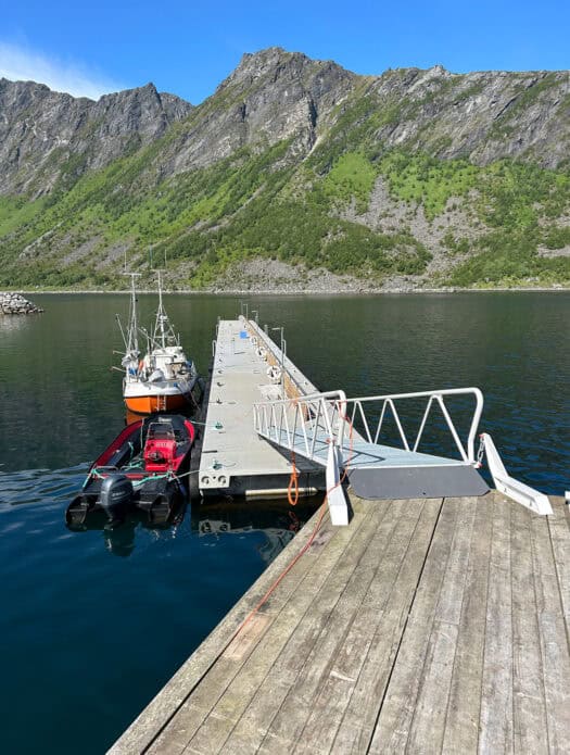 Landgang 1,5 x 12 m med sklisikkert gitterristdekke.