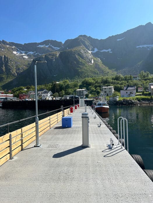Senja kommune, Gryllefjord havn. Flytemolo med skvettvern.