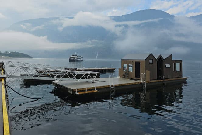 Flytebrygger med sauna i Aurlandsfjorden