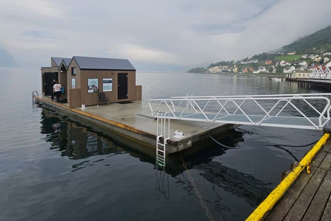 Flytebrygge i betong med landgang og flytende sauna, Aurland Hamnevesen KF