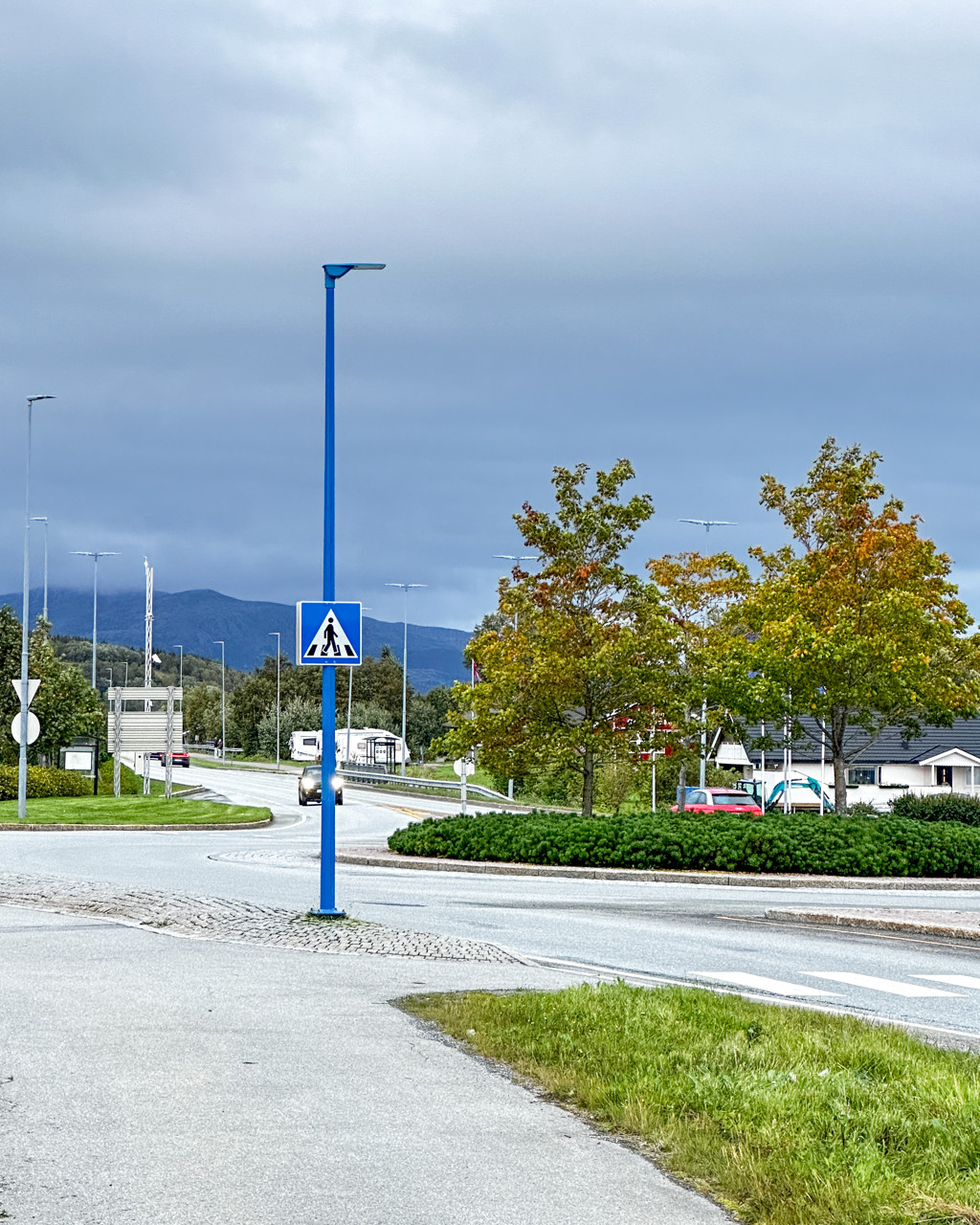 trafikkblå lysmast ved veg