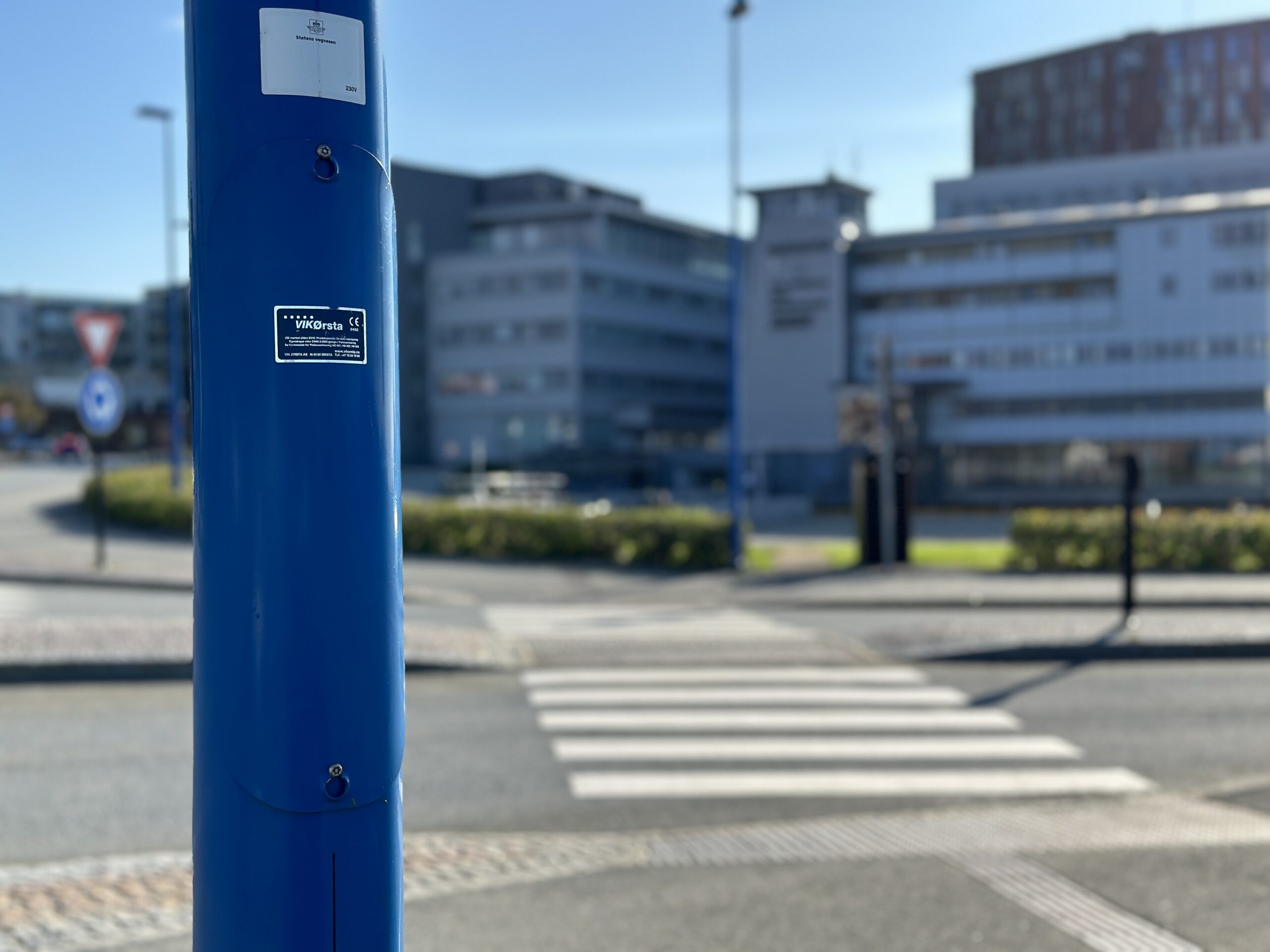 fotgjengerovergang i bodø med trafikkblå lysmaster