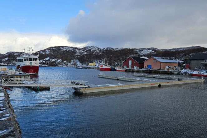 Flytekai med landgang. Roan Havn, Åfjord kommune.
