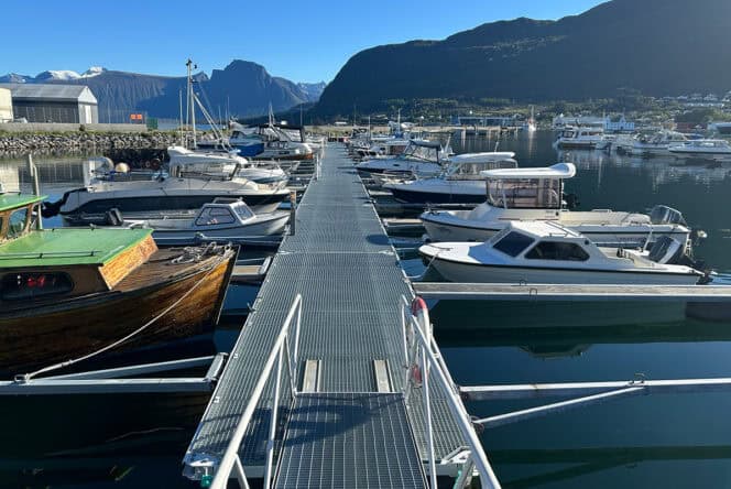 Flytebrygger i stål med gitterristdekke. Hareid Småbåtlag.