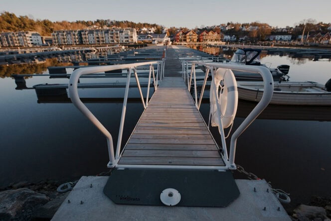 Bryggepir med stålbrygge, utriggere og landgang. Foto: Teodor Tomter Liland.