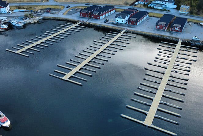 Bryggepirer med stålbrygger, landgang, gangbare utriggere og gangbare bommer